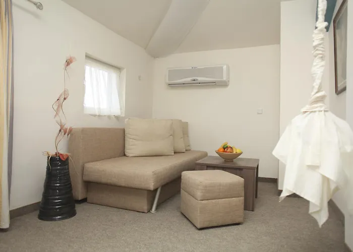Laguna Hotel 2*